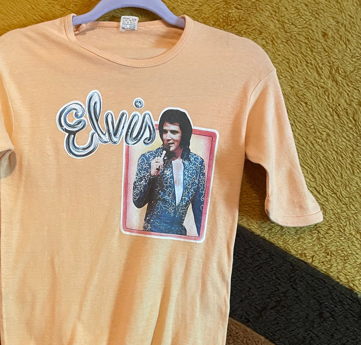 vtg 70s ELVIS PRESLEY SHIRT // vintage king bay tee large retro iron on lounge singer pop culture pastel lounge rocker memphis sun studio
