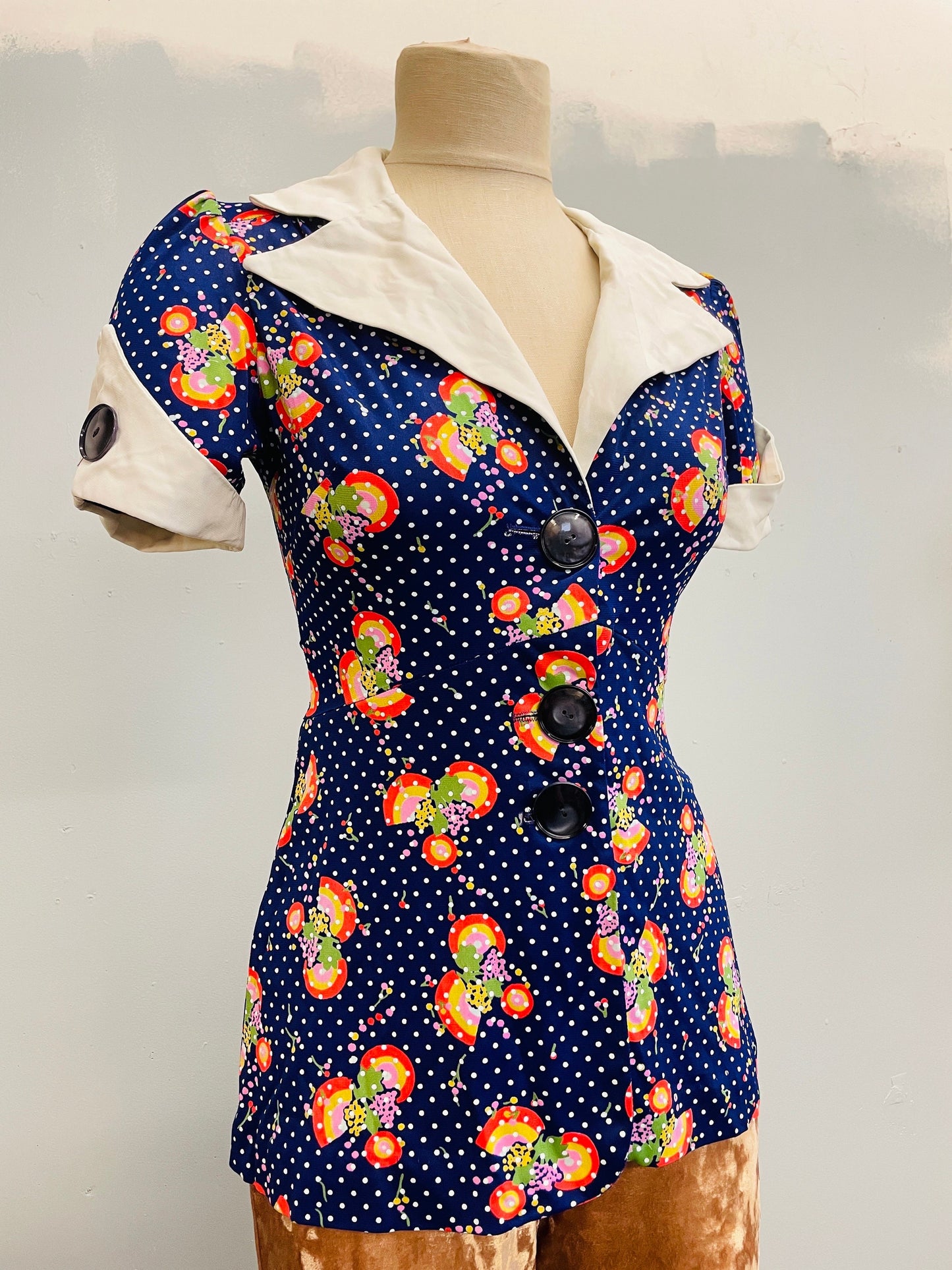 vtg 70s MOD FLORAL BLOUSE // vintage womens small cute pointy collar retro hippie kitschy twee ditzy dolly top big buttons cute polka dot