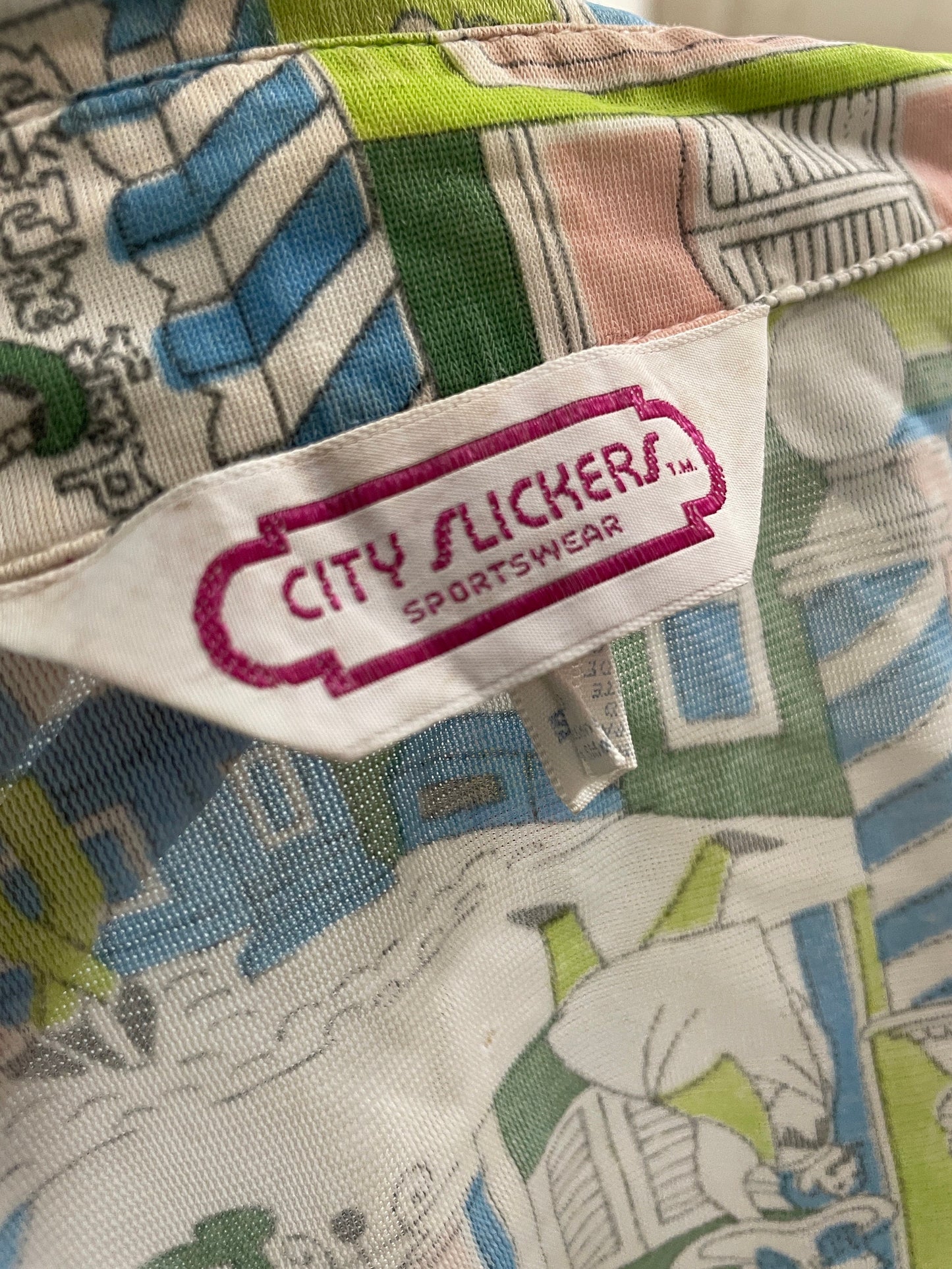 vtg 70s NOVELTY PRINT TOP // vintage womens small 1900s high society scene tie waist pointy collar psychedelic aop hippie cute mod crop top