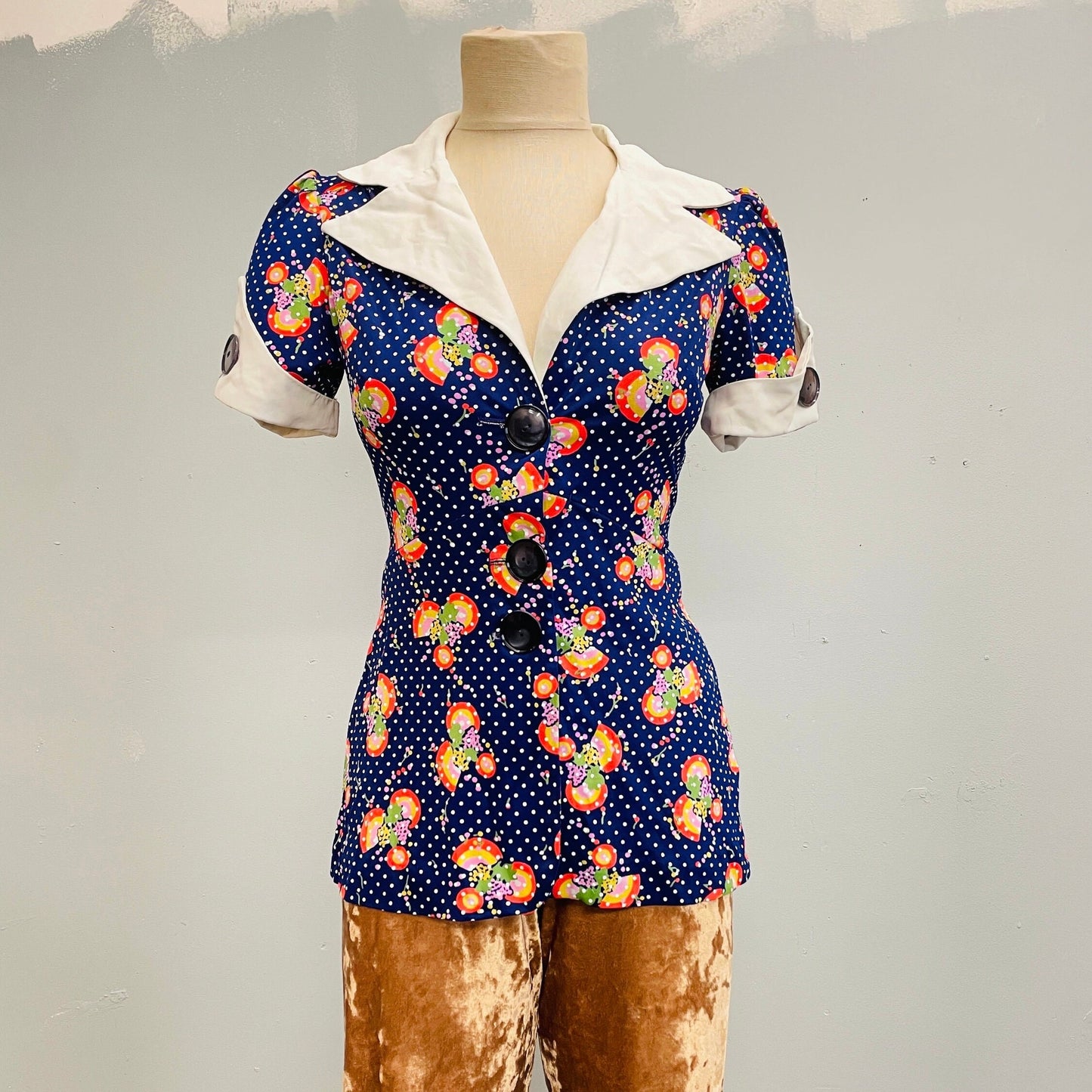 vtg 70s MOD FLORAL BLOUSE // vintage womens small cute pointy collar retro hippie kitschy twee ditzy dolly top big buttons cute polka dot