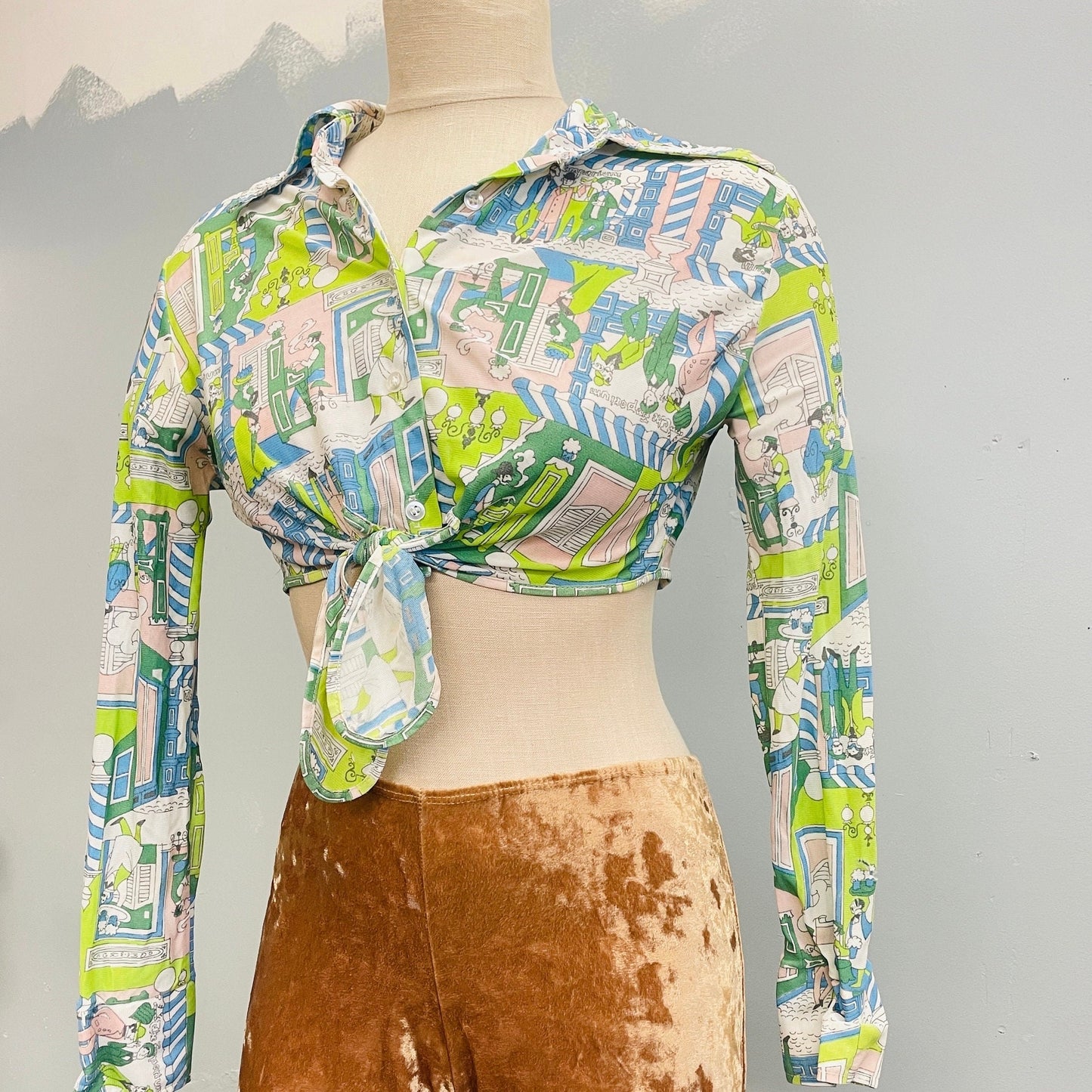 vtg 70s NOVELTY PRINT TOP // vintage womens small 1900s high society scene tie waist pointy collar psychedelic aop hippie cute mod crop top