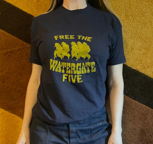 vtg 70s FREE WATERGATE 5 Richard Nixon tshirt // blue history tee political scandal t shirt whitehouse comdey mayo spruce activist action