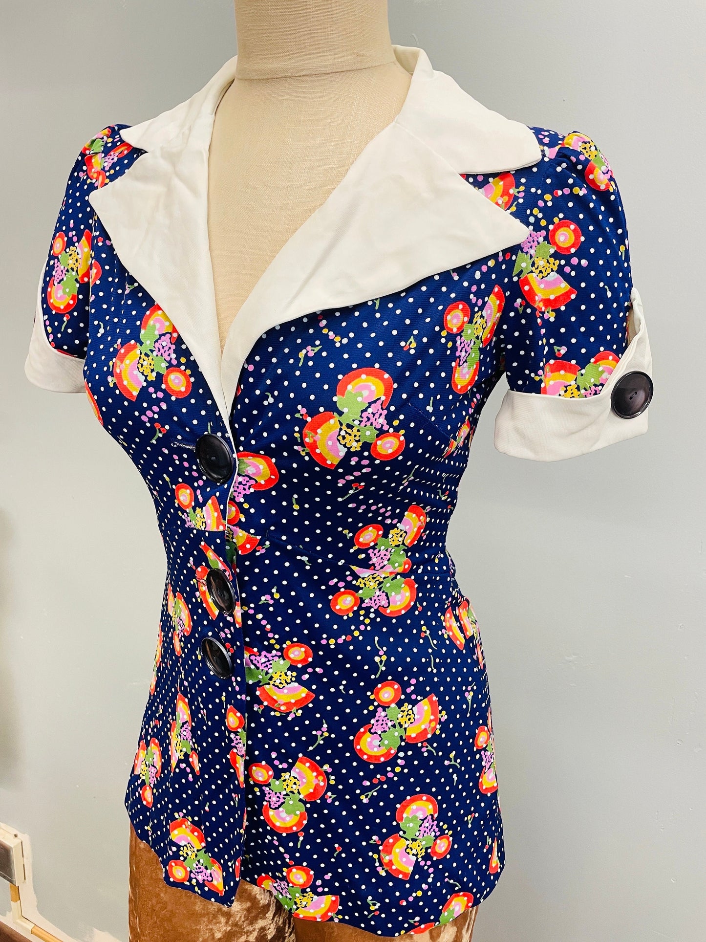 vtg 70s MOD FLORAL BLOUSE // vintage womens small cute pointy collar retro hippie kitschy twee ditzy dolly top big buttons cute polka dot