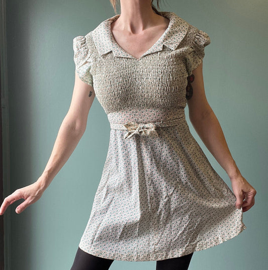 vtg 70s FLORAL DOLLY DRESS // vintage cute cinchy belted mini dress pan collar ditzy kitschy mod retro puffed sleeve neutral floral pattern