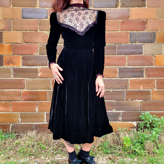 vtg 80s BLACK VELVET LACE Dress // low cut gunne sax style prom dance formal gown wednesday addams gothic halloween vibes costume party sexy