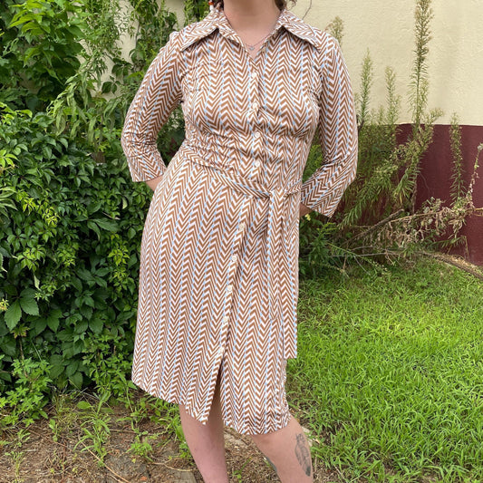 vtg 70s CHEVRON WRAP DRESS // retro pointy collar zig zag neutral colors pastel belted mid length mod patterned disco secretary party autumn