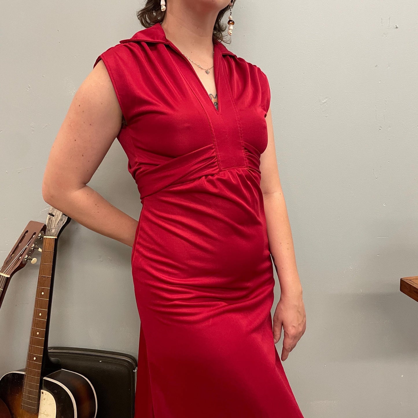 vtg 70s RED SILKY DRESS // v neck belted slinky sexy midi evening party style autumn fall solid neutral colors burgundy minimalist secretary