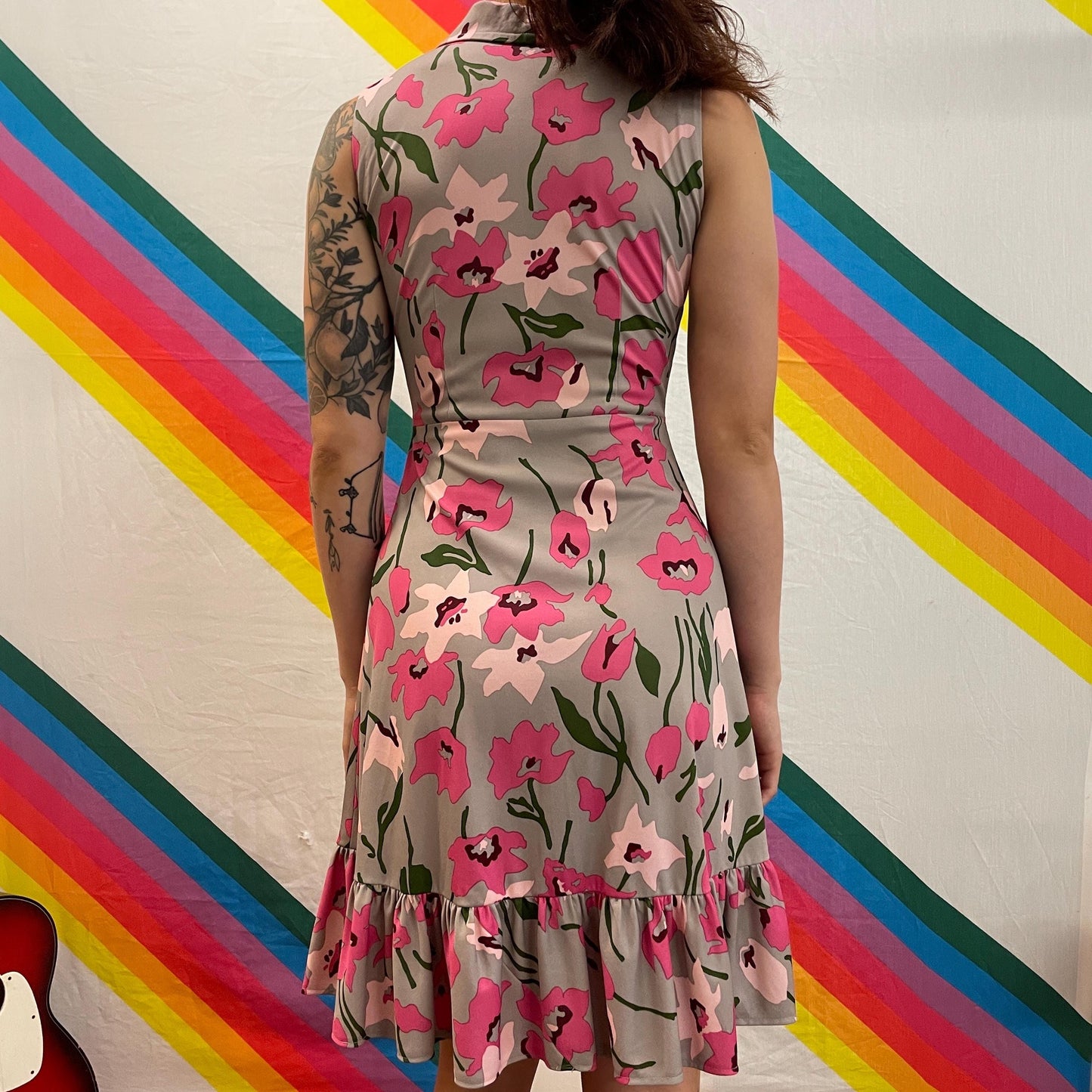 vtg 70s FLOWER BUTTON FLORAL dress // pointy collar mod ruffle hem sleeveless retro mini tulip rosebud cute fun flower power silver day wear