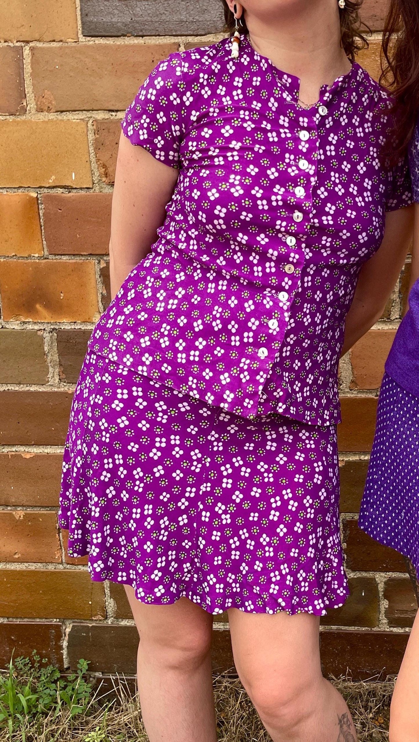 vtg 70s FLOWER POWER SKIRT top set //  purple ditzy print twee slinky blouse & mini skirt skirt suit mod retro mini dress fall autumn vibe