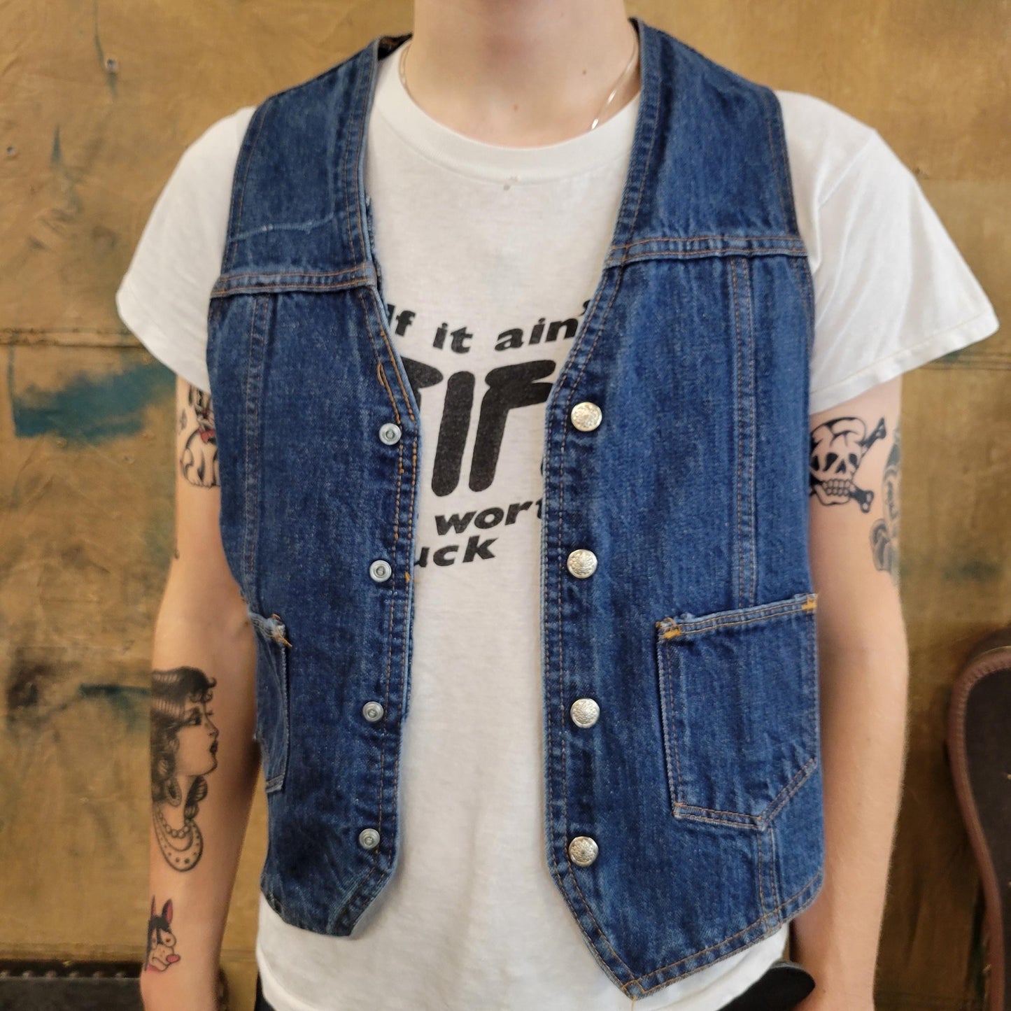 vtg 70s DENIM VEST // vintage fitted cropped light medium wash jean jacket vest autumn fall layers casual hippie boho school college looks