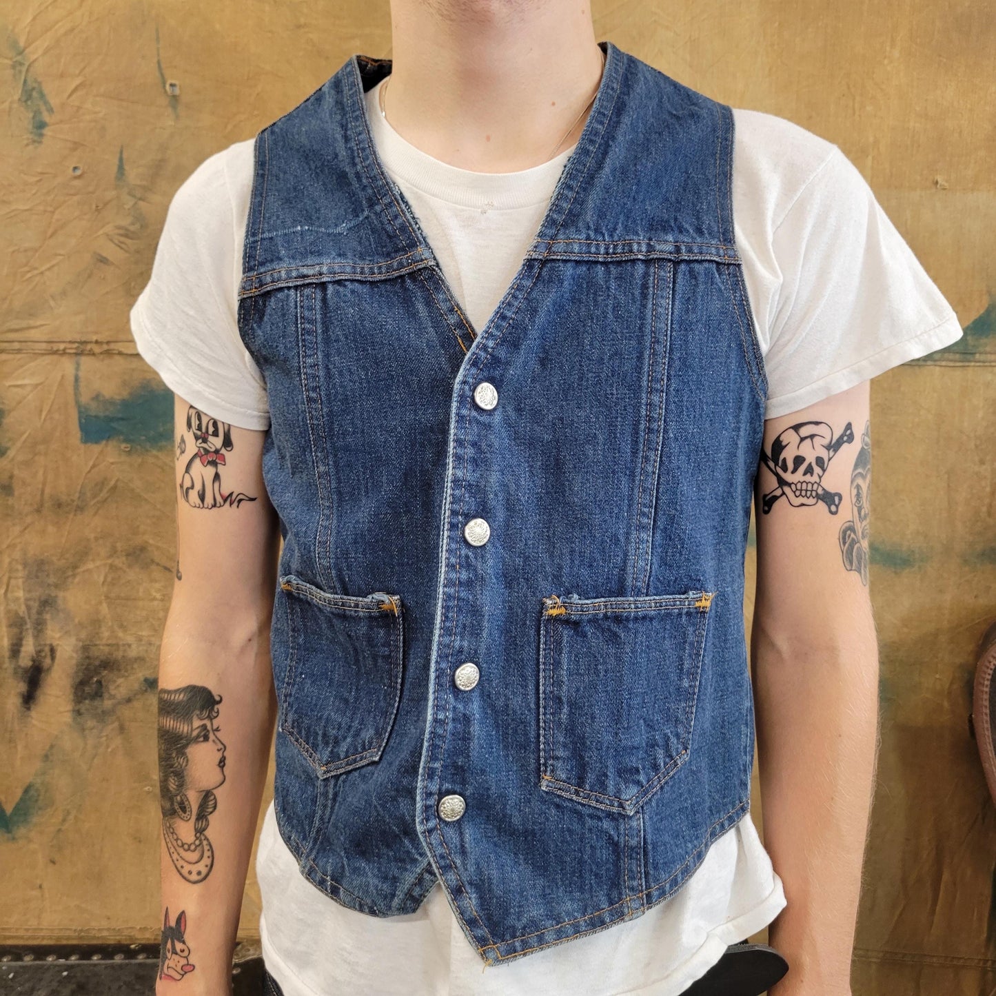 vtg 70s DENIM VEST // vintage fitted cropped light medium wash jean jacket vest autumn fall layers casual hippie boho school college looks
