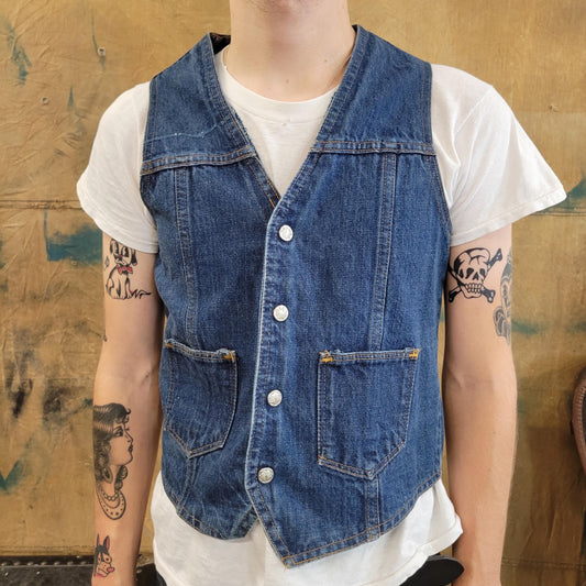 vtg 70s DENIM VEST // vintage fitted cropped light medium wash jean jacket vest autumn fall layers casual hippie boho school college looks