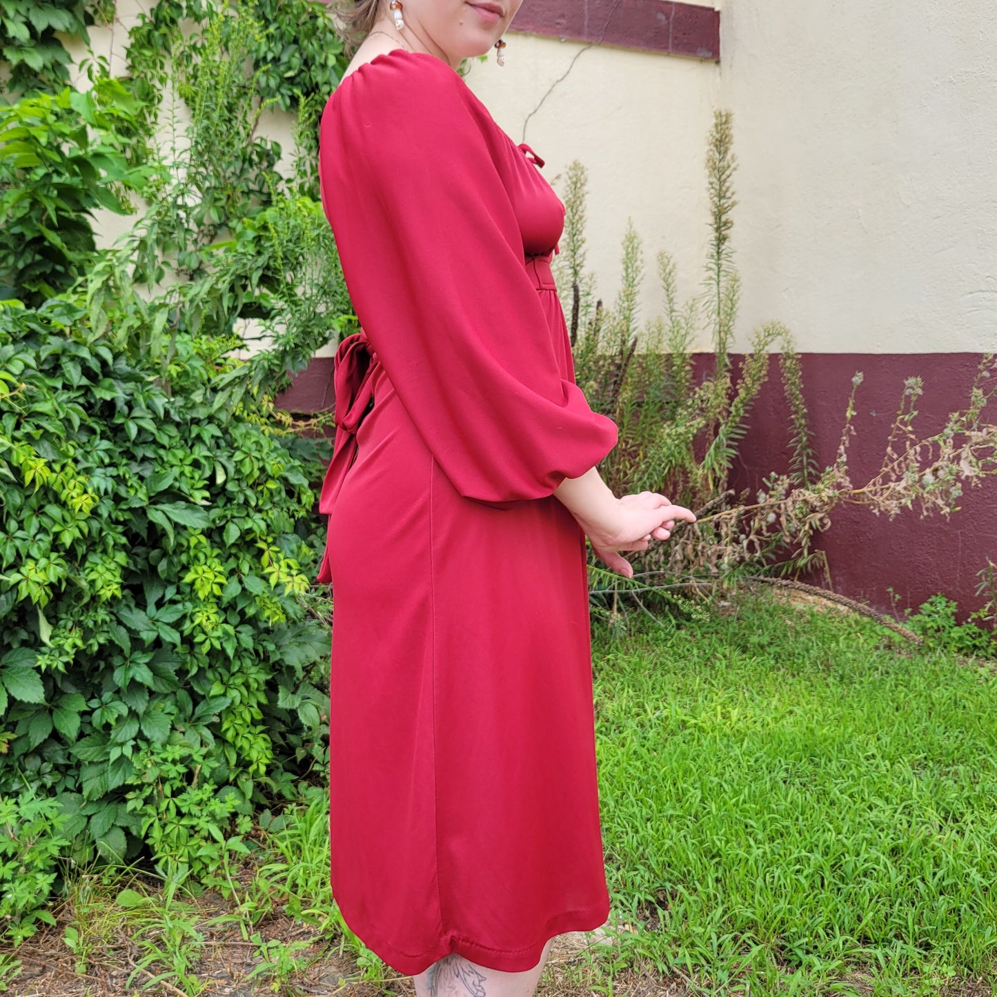 vtg 70s BALLOON SLEEVE DRESS // burgundy dolman sleeve shelf bust flowy slinky tie front midi autumn colors purple cinchy fall vibes casual