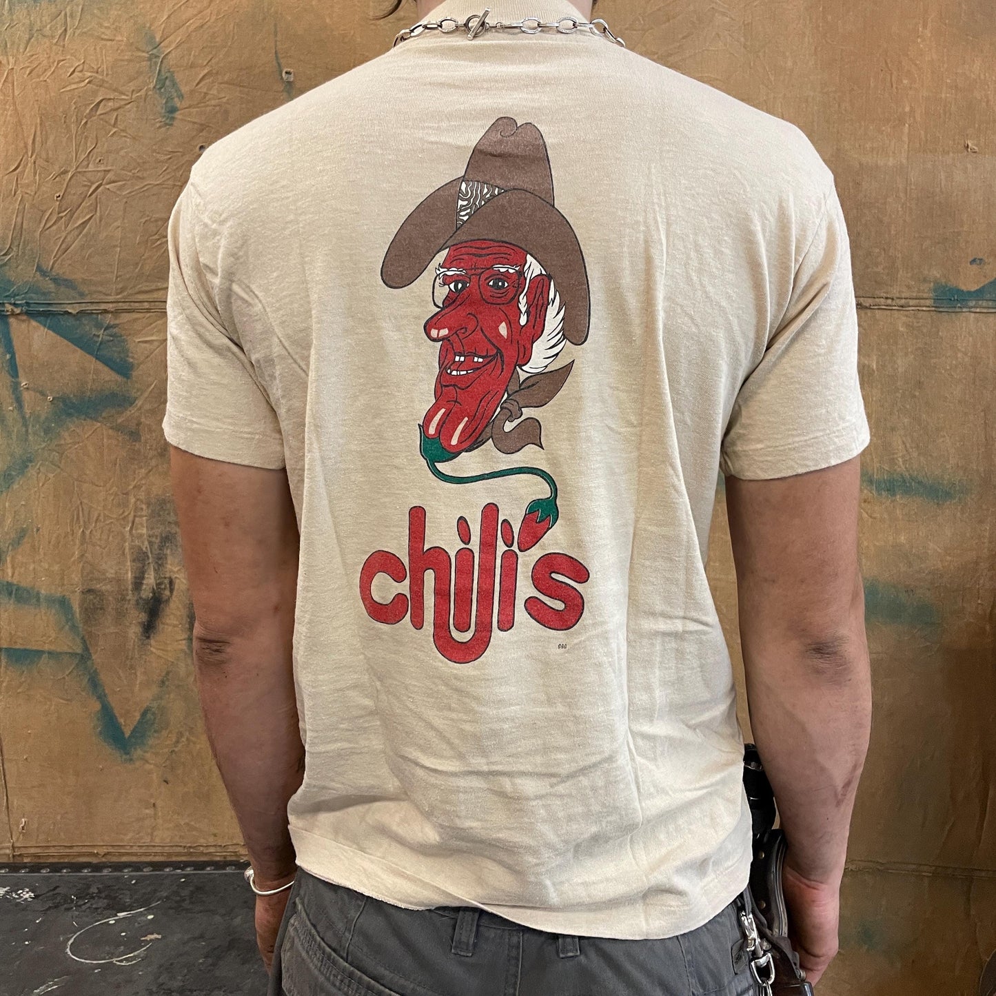 vtg 80s CHILIS MOCK NECK tshirt / vintage baby back ribs applebees red hot chili pepper man face graphic cartoon pop culture restraunt anvil