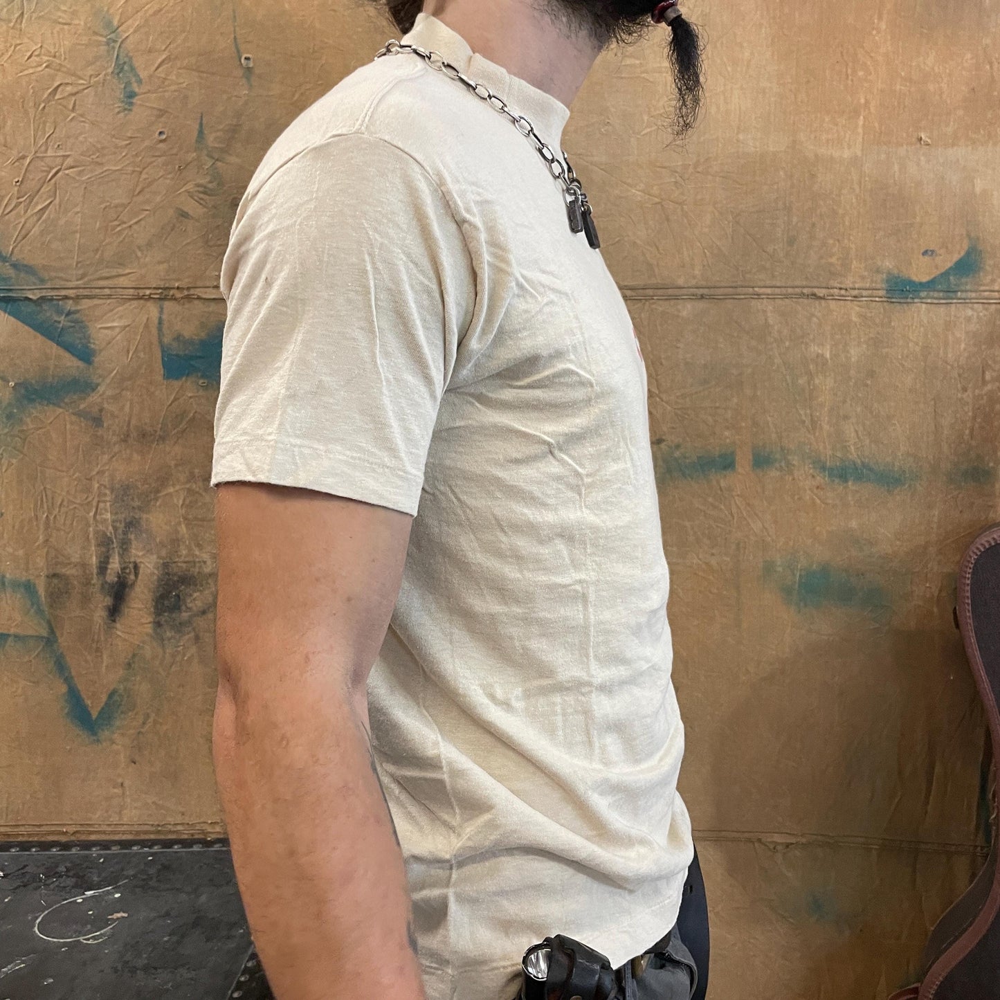 vtg 80s CHILIS MOCK NECK tshirt / vintage baby back ribs applebees red hot chili pepper man face graphic cartoon pop culture restraunt anvil