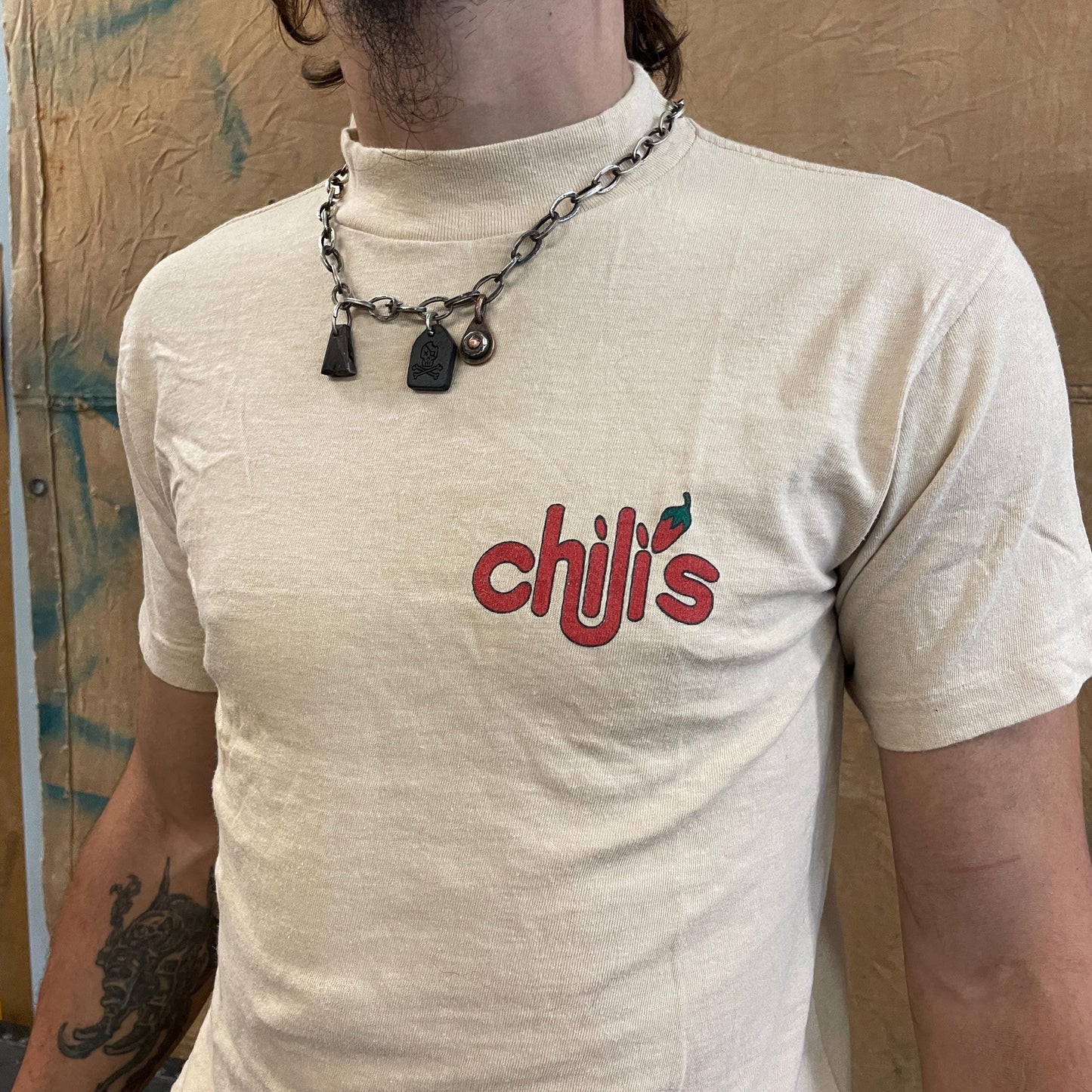 vtg 80s CHILIS MOCK NECK tshirt / vintage baby back ribs applebees red hot chili pepper man face graphic cartoon pop culture restraunt anvil
