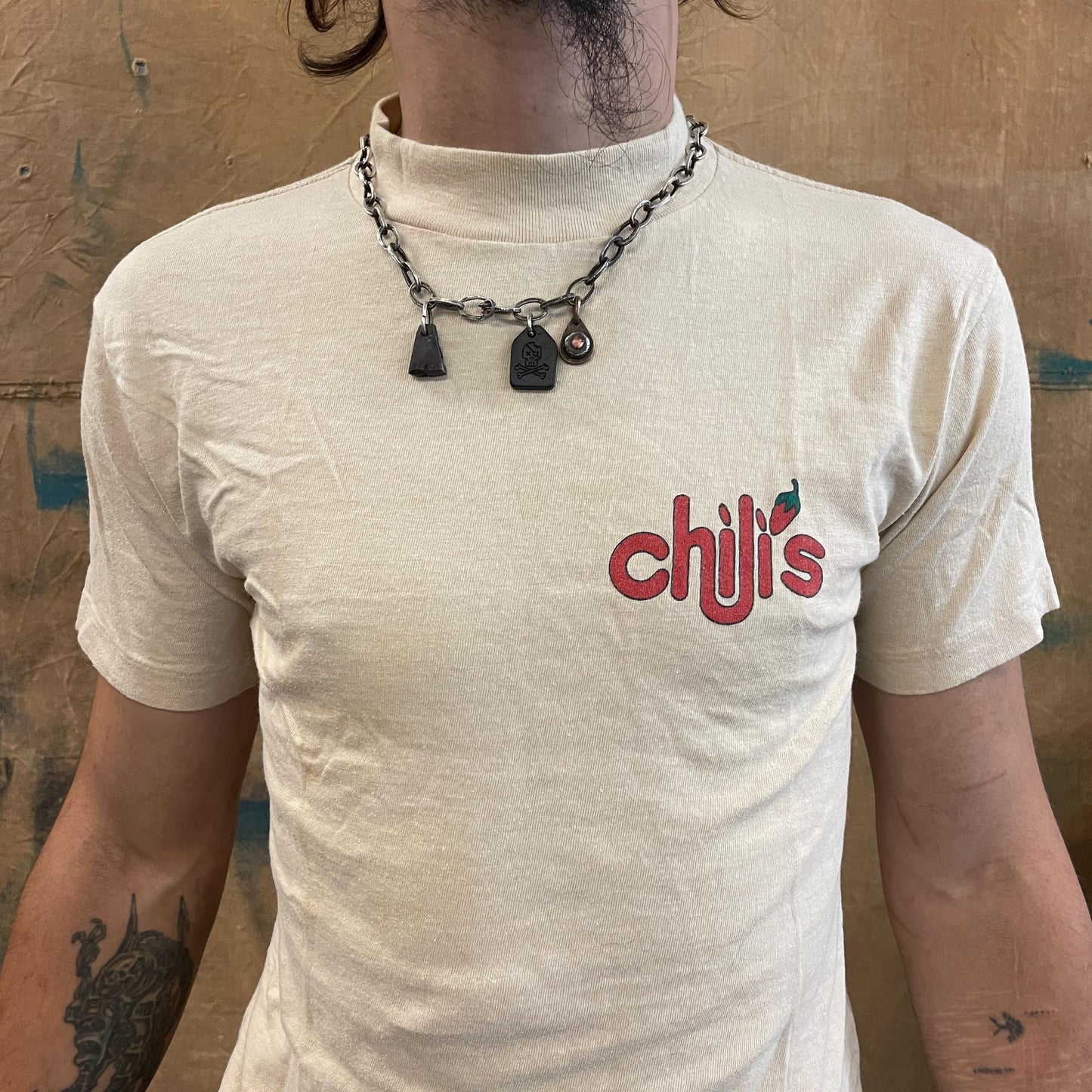 vtg 80s CHILIS MOCK NECK tshirt / vintage baby back ribs applebees red hot chili pepper man face graphic cartoon pop culture restraunt anvil