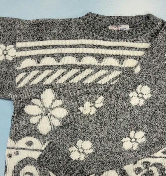 vtg 80s GRAY FLOWER SWEATER // 80s Mod / Silver Floral Sweater // Floral Jumper mited tones chunky 90s school teacher student fluer logo aop
