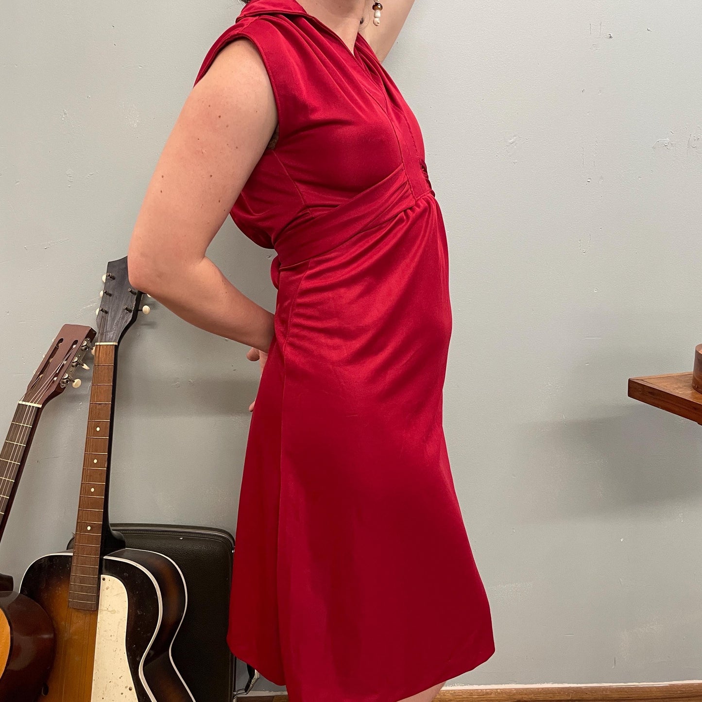 vtg 70s RED SILKY DRESS // v neck belted slinky sexy midi evening party style autumn fall solid neutral colors burgundy minimalist secretary