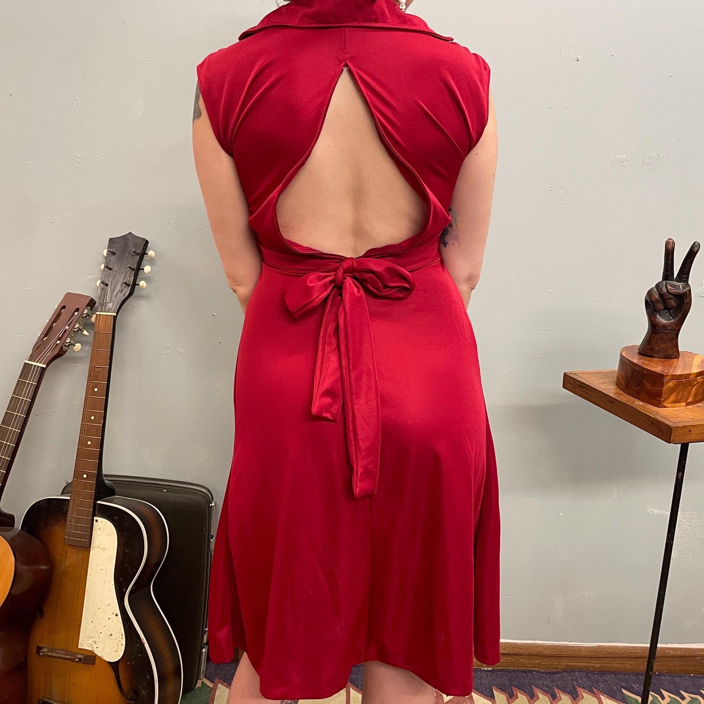 vtg 70s RED SILKY DRESS // v neck belted slinky sexy midi evening party style autumn fall solid neutral colors burgundy minimalist secretary