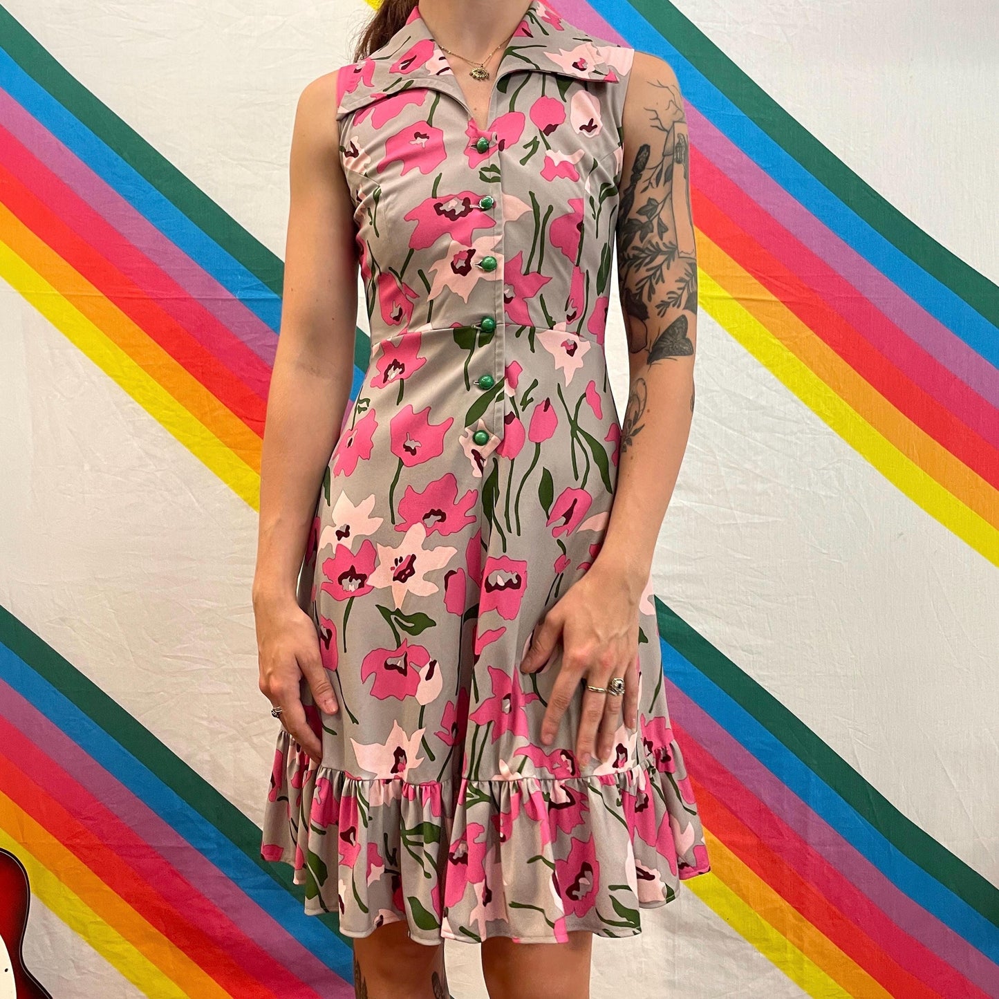 vtg 70s FLOWER BUTTON FLORAL dress // pointy collar mod ruffle hem sleeveless retro mini tulip rosebud cute fun flower power silver day wear