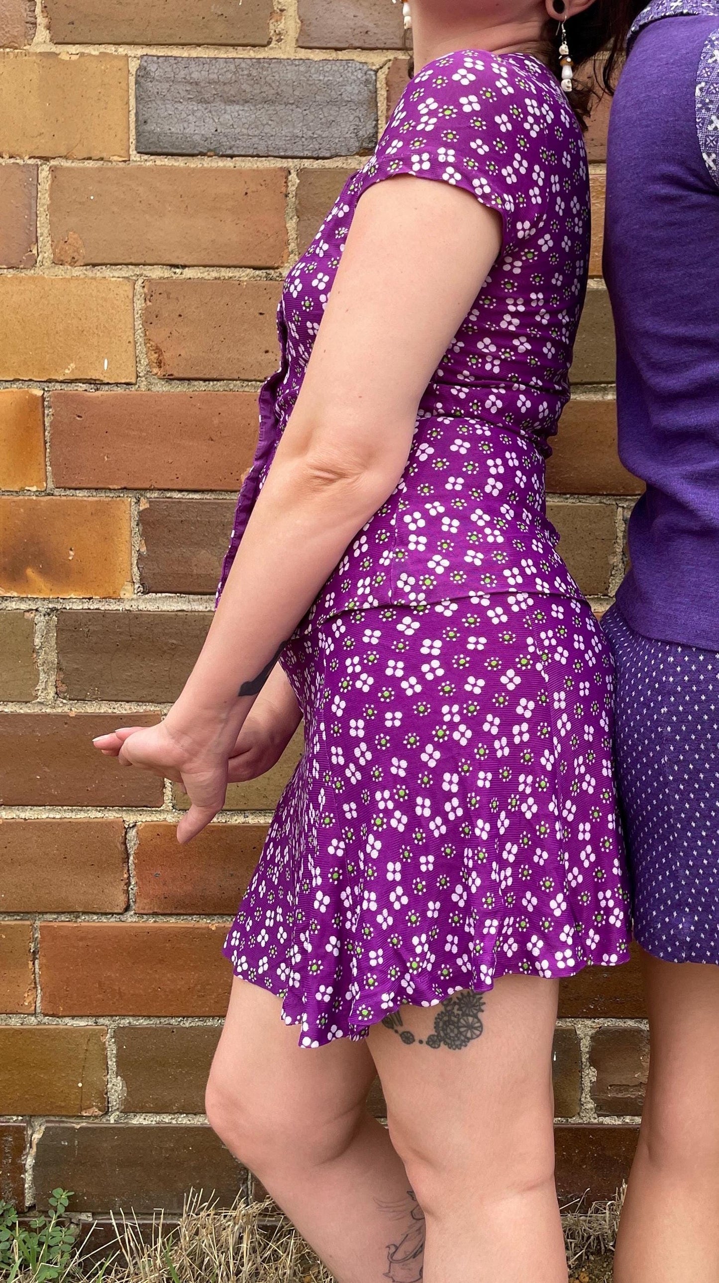 vtg 70s FLOWER POWER SKIRT top set //  purple ditzy print twee slinky blouse & mini skirt skirt suit mod retro mini dress fall autumn vibe