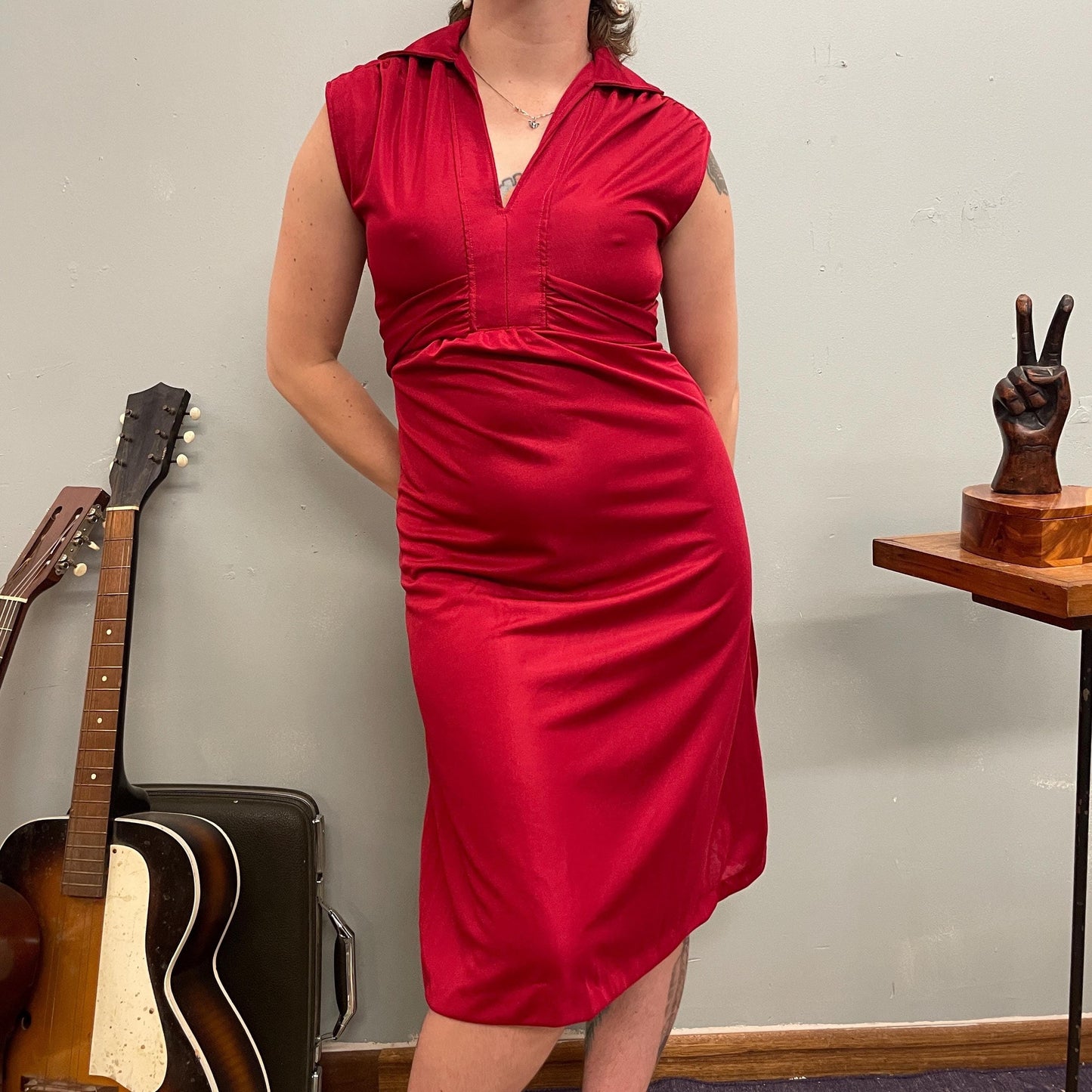 vtg 70s RED SILKY DRESS // v neck belted slinky sexy midi evening party style autumn fall solid neutral colors burgundy minimalist secretary