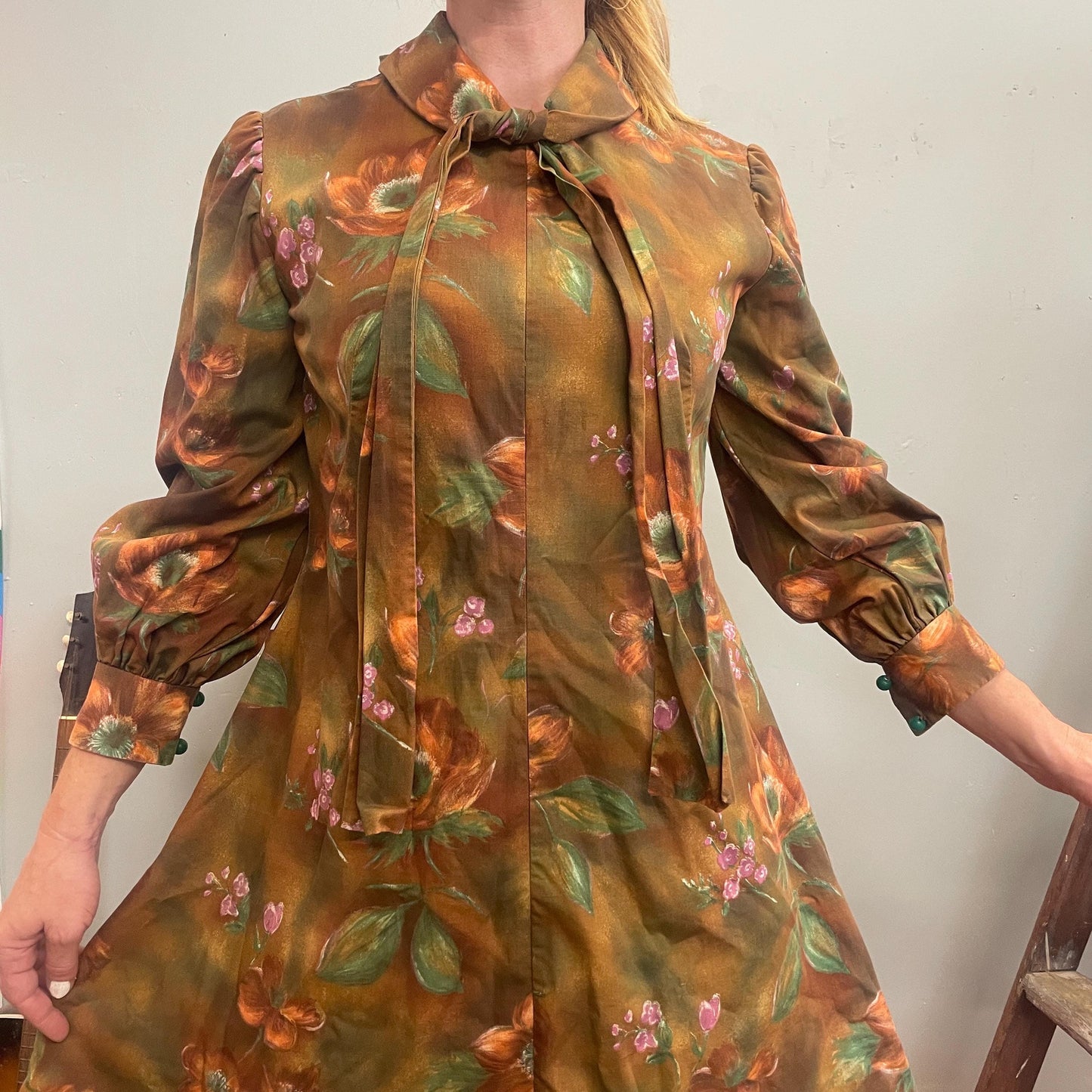 vtg 70s AUTUMN VIBES LEAVES Dress // psychedelic rayon pussy bow a line mini mod neutral earth tones Halloween watercolor patterned smock