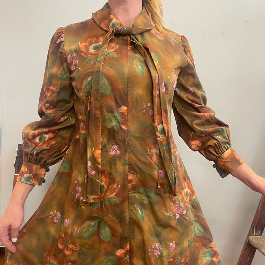 vtg 70s AUTUMN VIBES LEAVES Dress // psychedelic rayon pussy bow a line mini mod neutral earth tones Halloween watercolor patterned smock