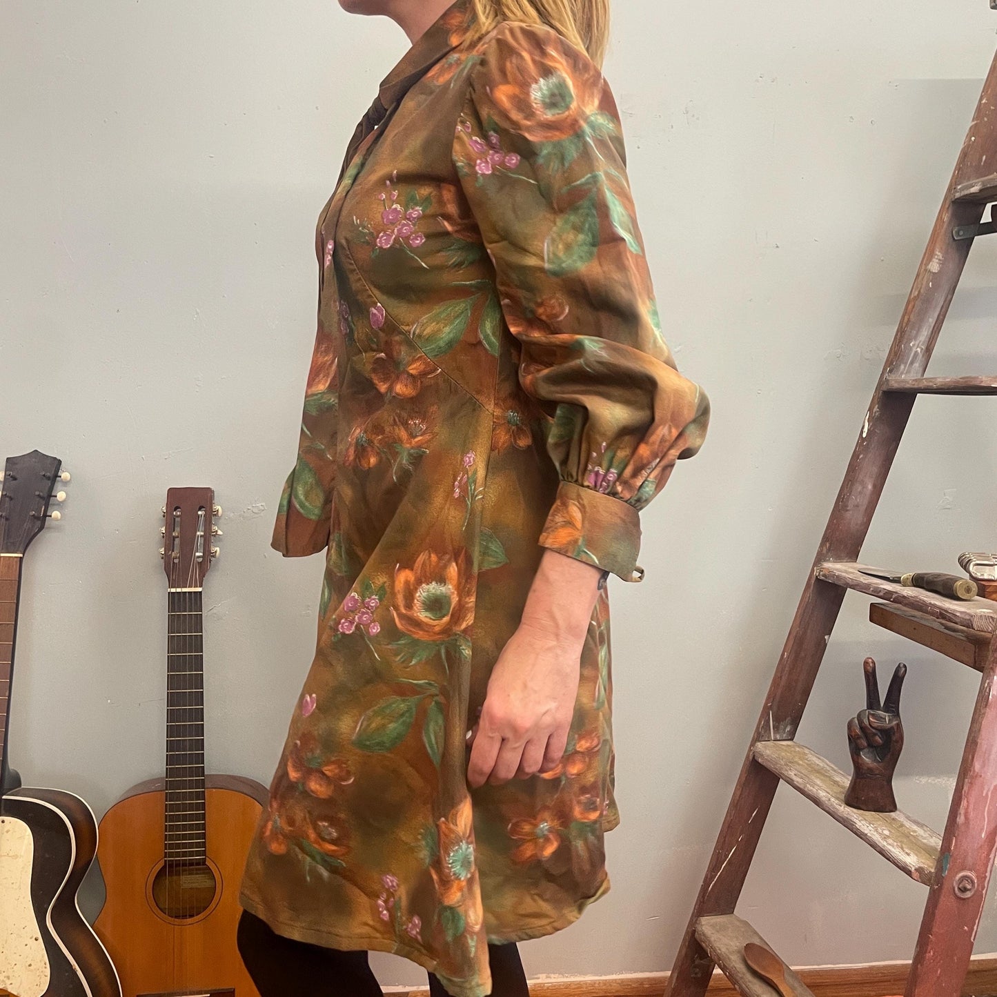 vtg 70s AUTUMN VIBES LEAVES Dress // psychedelic rayon pussy bow a line mini mod neutral earth tones Halloween watercolor patterned smock