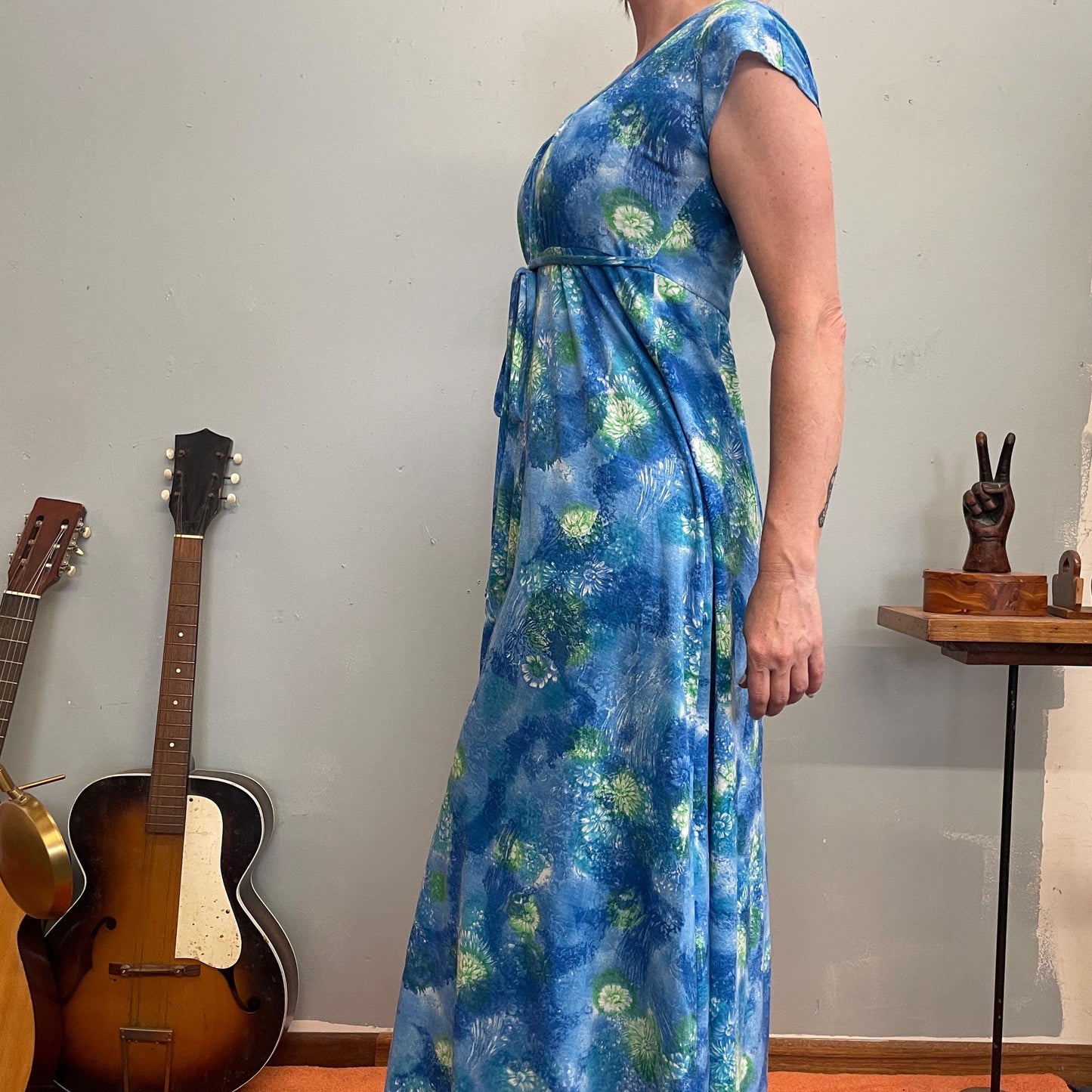 vtg 70s BLUE FLORAL DRESS // empire waist belted cap sleeve flowy psychedelic maxi gown lovely beach cover up hostess retro hippie hawaiian