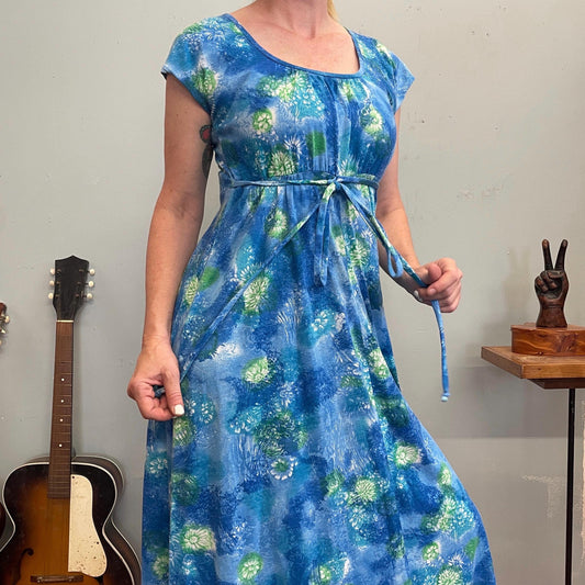 vtg 70s BLUE FLORAL DRESS // empire waist belted cap sleeve flowy psychedelic maxi gown lovely beach cover up hostess retro hippie hawaiian
