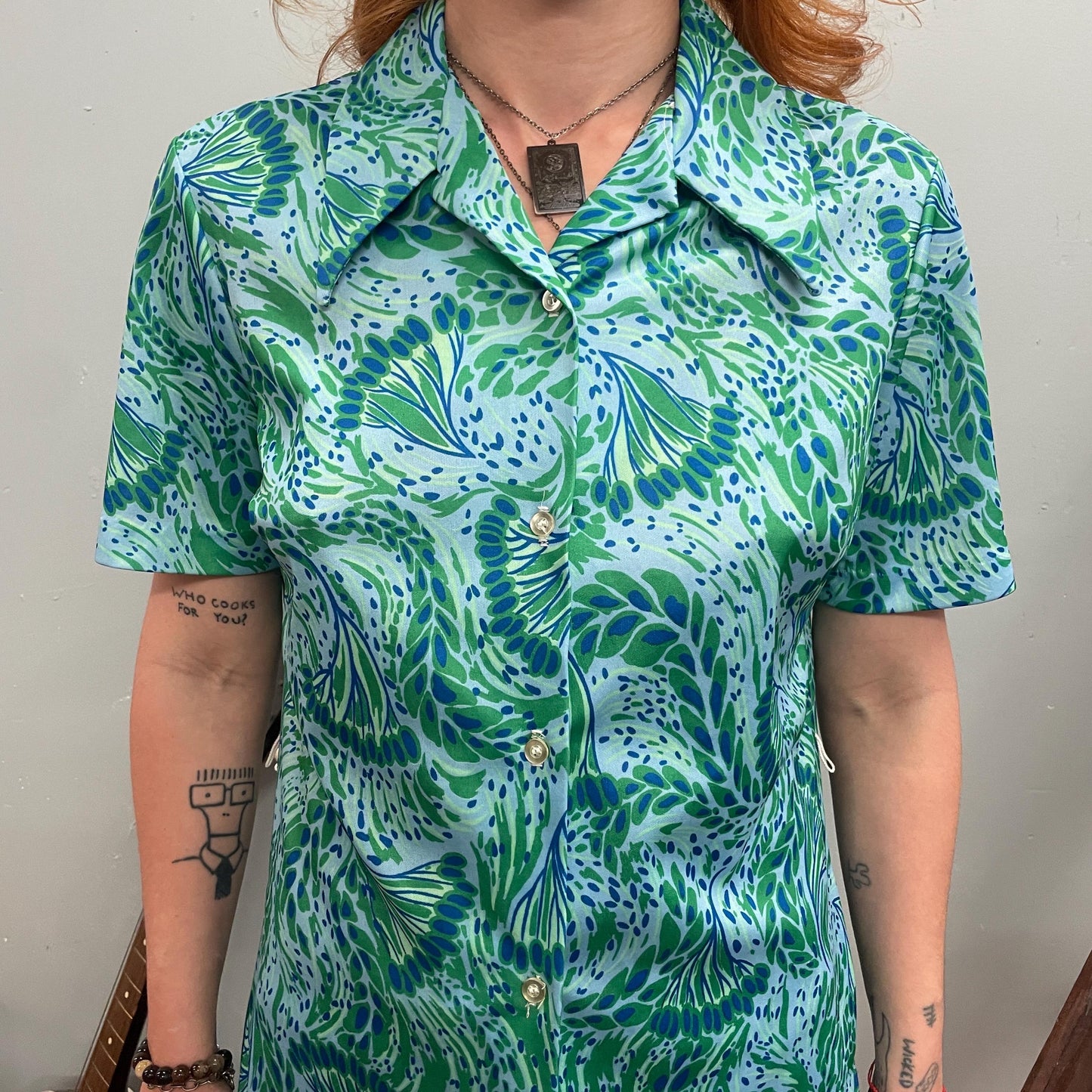 vtg 70s PSYCHEDELIC  BUTTON DOWN Top // vintage retro abstract pattern blue & green pointy collar mod hippie cute lightweight blouse disco