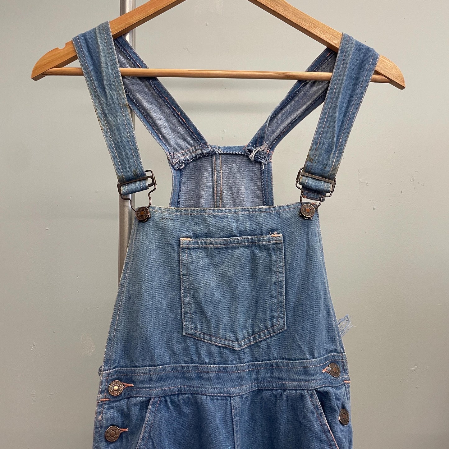 vtg 70s DENIM OVERALL SHORTS // wide leg light wash culottes capri jants coveralls jorts carpenter bell bottoms jackie burkhart 70s show