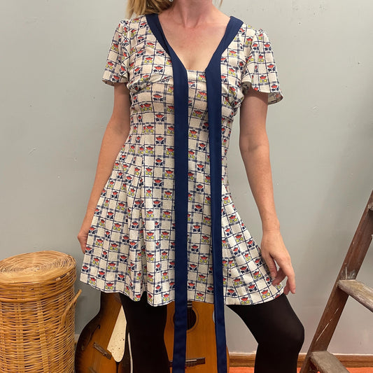 vtg 70s FLUTTER SLEEVE MINI Dress // vintage floral ditzy pattern empire waist a line flowy flower power twee cute mod retro fashion style