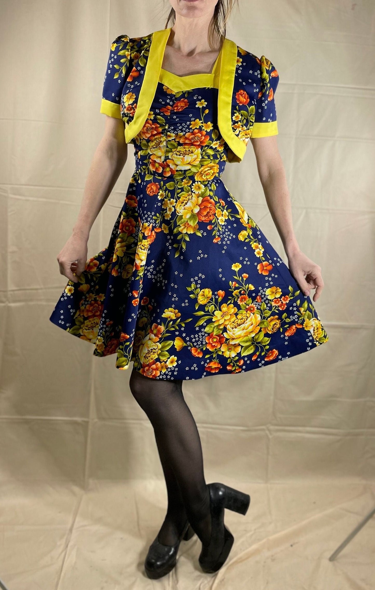vtg 70s CUTE 2 PIECE MINI Dress & Shrug //  floral sweetheart neckline blue yellow a line flowy tank dress bright mod kitschy autumn twee