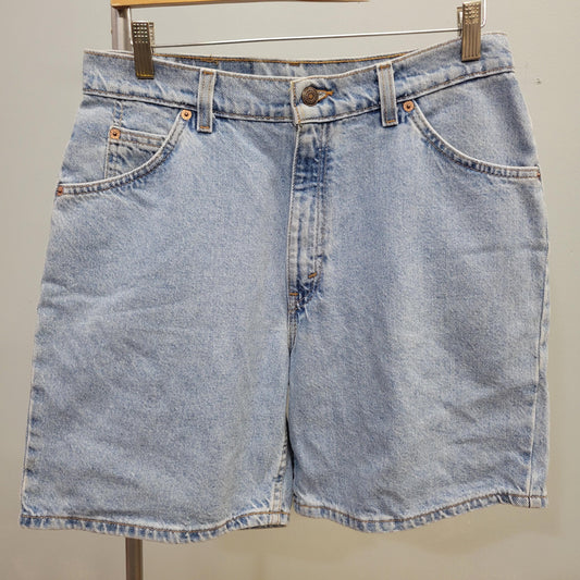 vtg 80s LEVIS 950 DENIM SHORTS // vintage light wash relaxed fit 12  juniors jorts campus school casual wear autumn fall outfit jean shorts
