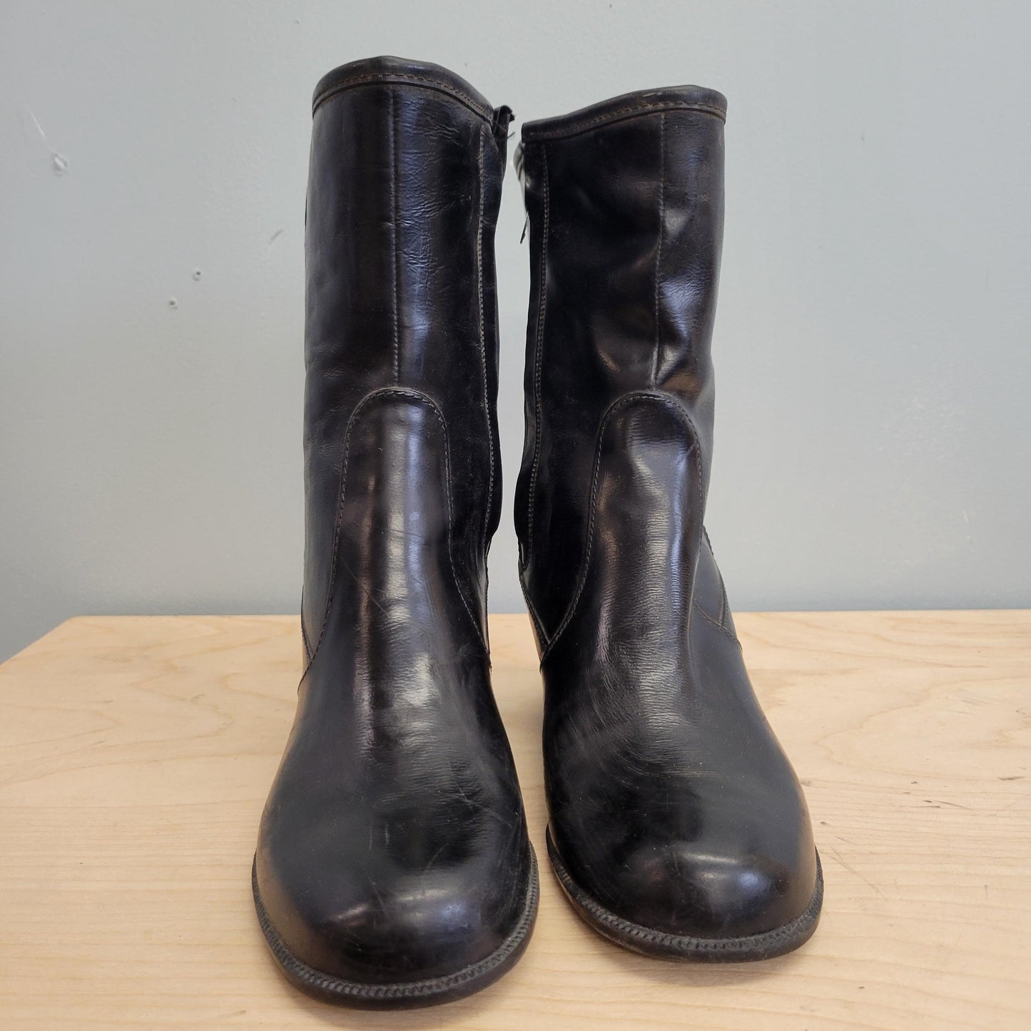 vtg 70s LEATHER ANKLE BOOTS // vintage black lined waterproof rain boot fancy winter snow boots size 7 mod beatle boot stylish retro autumn