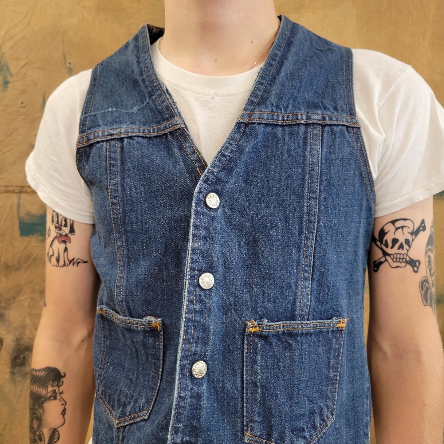 vtg 70s DENIM VEST // vintage fitted cropped light medium wash jean jacket vest autumn fall layers casual hippie boho school college looks