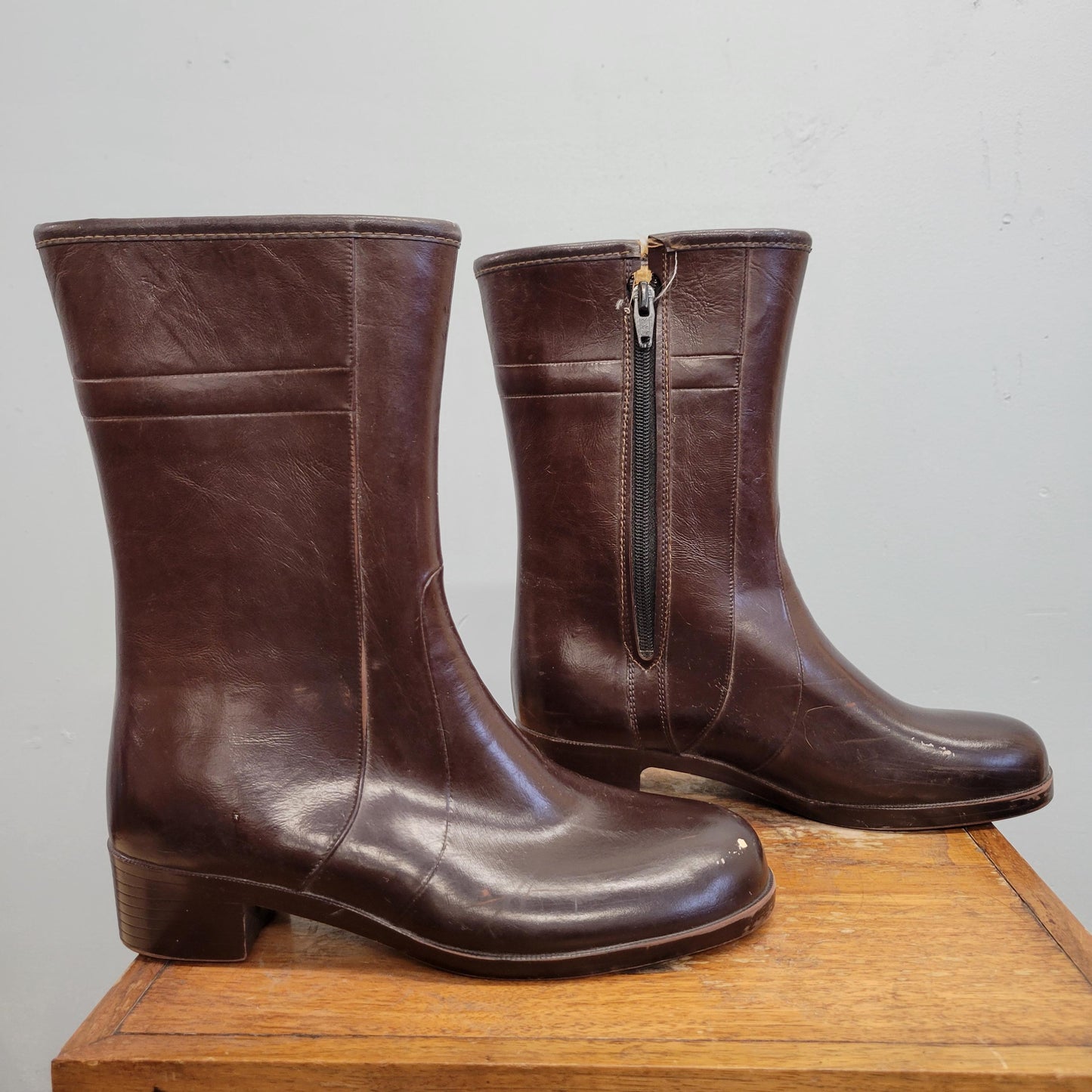 vtg 70s LINED WINTER BOOTS // vintage retro sherpa brown leather ankle boots rubber rain boots sleek chic snow boots autumn outfit mod style