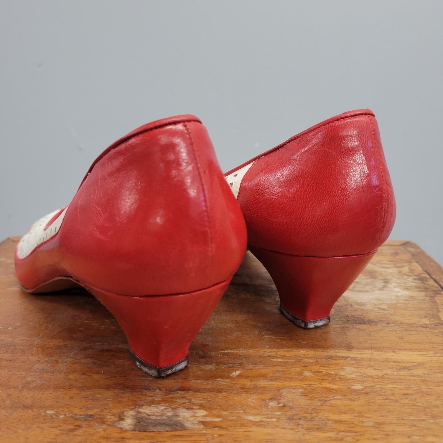 vtg 70s RED & WHITE PUMPS // vintage andrew gellar mesh leather pointy toe kitten heels size 9 womens stranger things sexy mod retro party