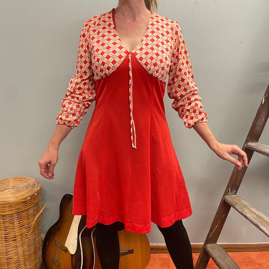 vtg 70s MOD SLINKY MINI Dress // vintage gingham plaid gold & red geometric pattern balloon sleeve retro kitschy autumn fashion 60s cute