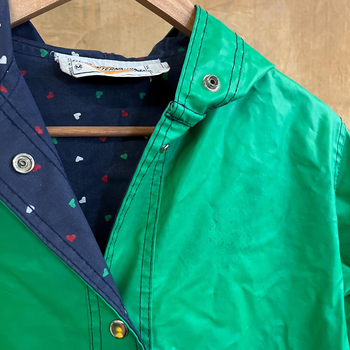 vtg 80s HEART PATTERNED JACKET // vintage hooded autumn fall parka stranger things pvc wet shiny waterproof windbreaker cutesy vinyl parka