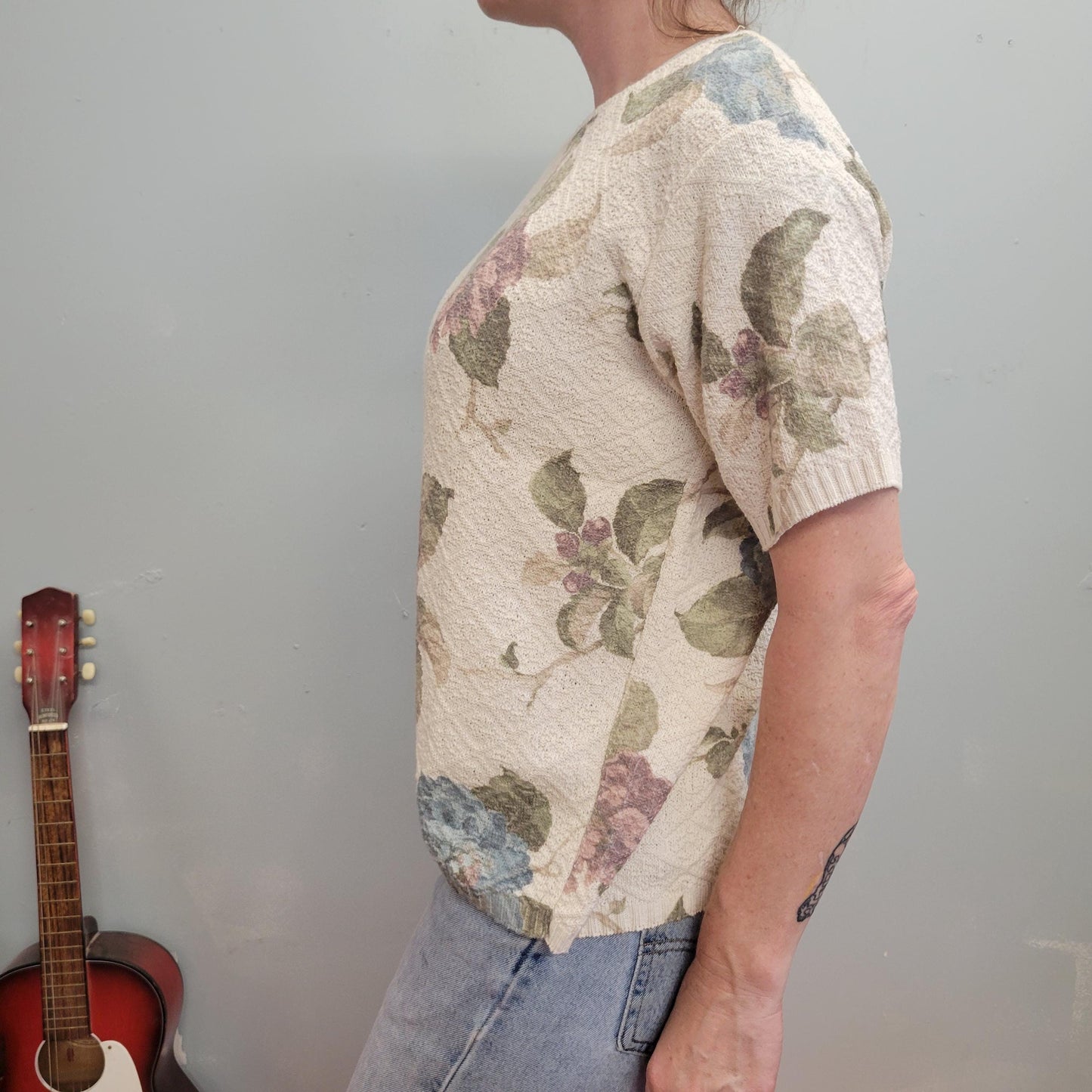 vtg 90s FLORAL SHORT sleeve SWEATER shirt // spring beige white cute top summer lite pattern print style y2k era tv movie star casual cafe