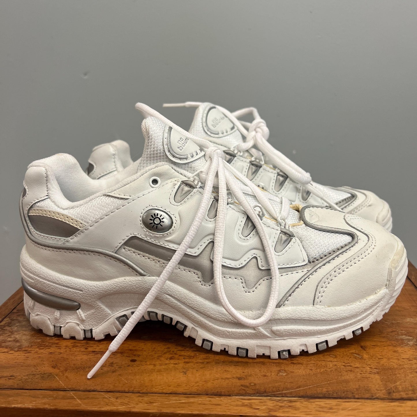 vtg 90s NO BOUNDARIES SNEAKERS // vintage white kicks tennis shoes athletic shoes autumn wear chunky structured platform tennis shoes