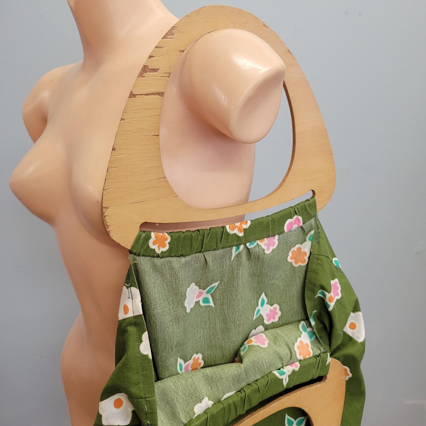 vtg 70s LARGE FLORAL PURSE // vintage green pink flowers wooden top handle boho hippie retro fabric bag cute autumn vibes flower power 60s