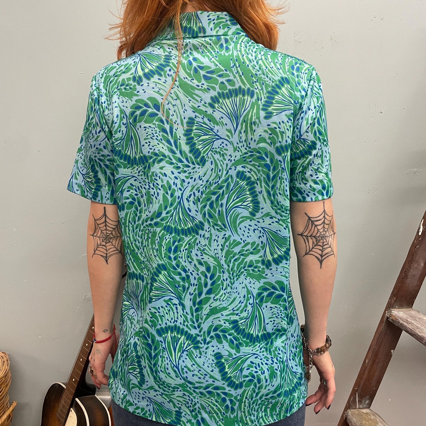 vtg 70s PSYCHEDELIC  BUTTON DOWN Top // vintage retro abstract pattern blue & green pointy collar mod hippie cute lightweight blouse disco