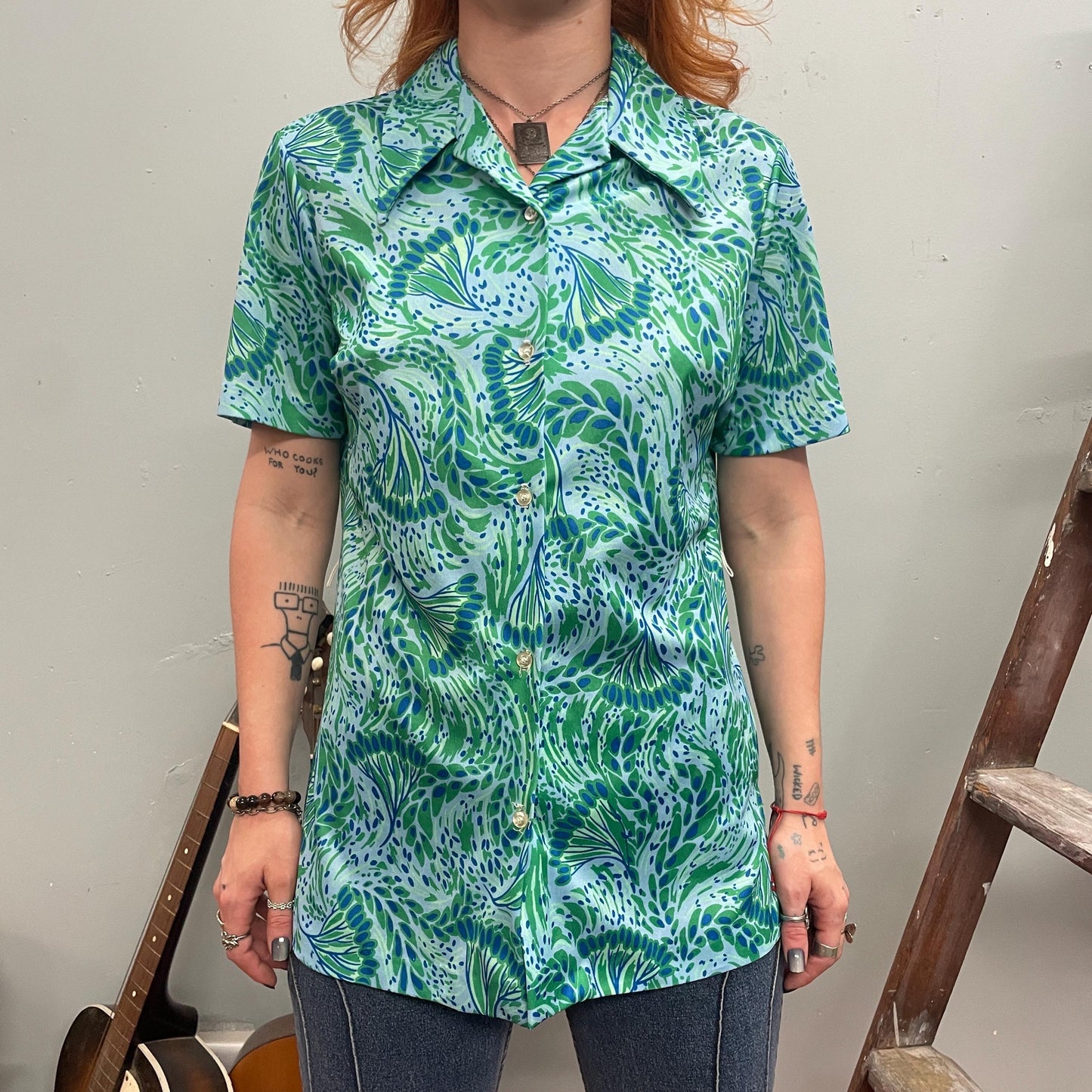 vtg 70s PSYCHEDELIC  BUTTON DOWN Top // vintage retro abstract pattern blue & green pointy collar mod hippie cute lightweight blouse disco