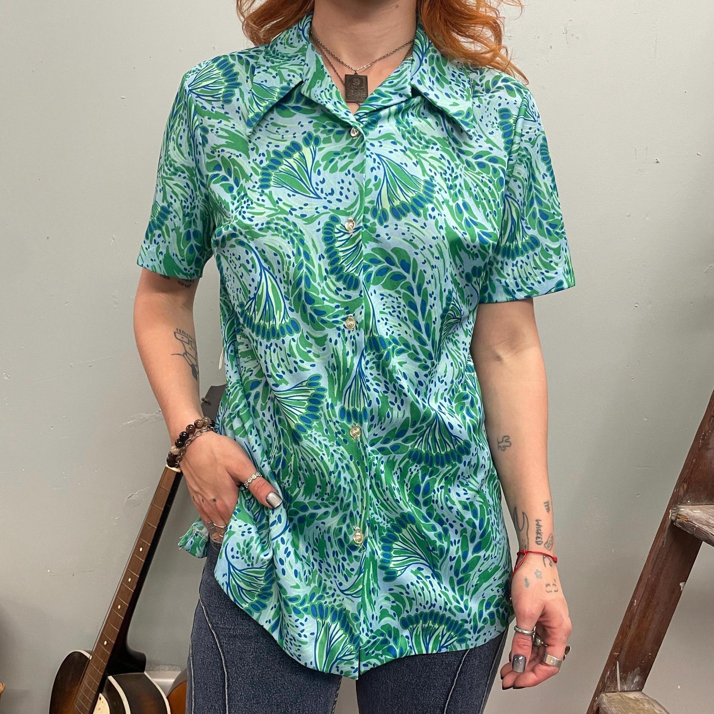 vtg 70s PSYCHEDELIC  BUTTON DOWN Top // vintage retro abstract pattern blue & green pointy collar mod hippie cute lightweight blouse disco