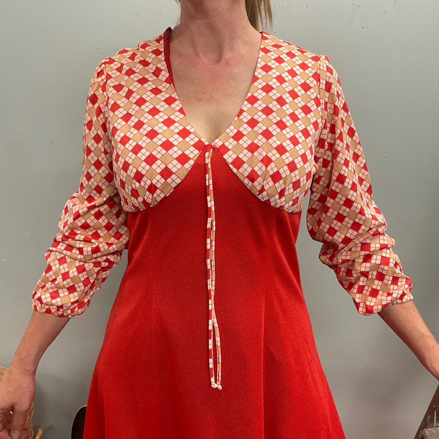 vtg 70s MOD SLINKY MINI Dress // vintage gingham plaid gold & red geometric pattern balloon sleeve retro kitschy autumn fashion 60s cute